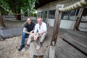 Nach der Insolvenz der Plauener Gastrofabrik: Neuer Betreiber für den Stadtstrand gefunden - was hat er vor? - Stadtstrand-Verpächter Uwe Seidel (rechts) und der neue Betreiber Rico Neumann, der in Plauen bereits den Club Illusion innehat.