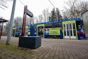 Nach der jüngsten Automatensprengung an der Straßenbahnhaltestelle in Plauen: Wie wirkungsvoll sind Farbpatronen als Sicherheitsmechanismus? - Der zerstörte Fahrkartenautomat an der Straßenbahnhaltestelle Waldfrieden wurde abgebaut. Bis es Ersatz gibt, wird es eine Weile dauern.