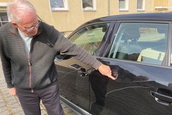 Nach der Lackkratzer-Attacke in Niederwiesa: Video im Internet zeigt einen mutmaßlichen Täter - Karlheinz Thierig zeigt die Kratzer an seinem Auto.