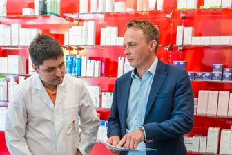 Nach der Landtagswahl: Bürgermeister im Erzgebirge plant Rücktritt - Stephan Weinrich (r.), hier kurz vor der Wahl bei einem Termin in einer Apotheke, geht nach Dresden. Das hat Konsequenzen für seinen Bürgermeister-Job in Niederdorf.