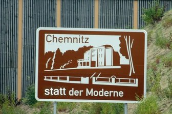Nach der Moderne: Braucht Chemnitz wirklich einen neuen Slogan? - Kritik der subversiven Art: Unbekannte machten aus "Stadt der Moderne" auf einem der braun-weißen Werbeschilder, die an der Autobahn aufgestellt sind, den Schriftzug "statt der Moderne".
