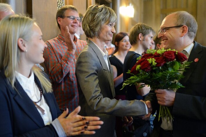 Nach der OB-Wahl in Chemnitz: Frust und Freude im Rathaus-Saal - Der Chemnitzer SPD-Vorsitzende Sven Schulze gratulierte am Abend im Rathaus Oberbürgermeisterin Barbara Ludwig (SPD) zu ihrem Erfolg.