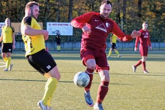 Nach der Pause die Rollen getauscht - Die beiden Torjäger Rico Thomas (l.) und Markus Zamzelli lieferten am Sonntag beide ein Tor und eine Vorlage für ihre Teams ab. Flöhas Zamzelli musste aber aufgrund einer Knöchelverletzung zur Pause raus.