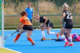 Nach der Pause kehrt die Spielfreude zurück - Anika Käßner (Mitte) erzielte nach einem starken Solo kurz vor der Halbzeitpause den Treffer zum zwischenzeitlichen 1:1.