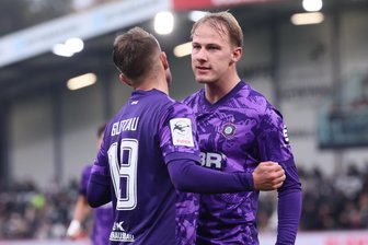 Nach der Pause wacht der FC Erzgebirge auf - Julian Guttau und Jannic Ehlers bejubeln den Ausgleichstreffer. Der resultierte nach Guttaus Ecke aus einem Eigentor.