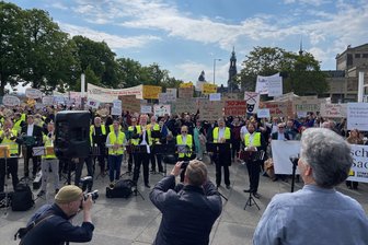 Nach der Protest-Aktion in Dresden: Wie geht’s jetzt weiter fürs Theater Plauen-Zwickau? - Der Betriebsratsvorsitzende Marcus Sandmann spricht in Dresden zu den Theaterschaffenden.