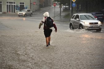 Nach der Regenflut in Oelsnitz spricht der Feuerwehrchef: „Kein Verständnis für unvernünftige Kraftfahrer“ - Innerhalb weniger Minuten stand am Donnerstagabend die Oelsnitzer Grabenstraße unter Wasser.