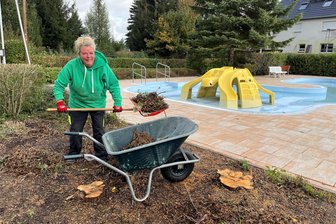 Nach der Saison ist vor der Saison: Was im Sommerbad Garnsdorf passiert - Objektleiterin Diana Wolf macht das Sommerbad Garnsdorf winterfest. Dazu werden Sträucher und Bäume zurückgeschnitten und die Anlage gesäubert, hier das Planschbecken mit Schildkrötenrutsche und Wasserspiel.