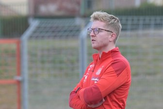 Nach der Saison ist vor der Saison - Hoch konzentriert verfolgt Benjamin Rühling die Aktionen seiner U-19-Schützlinge des FSV Zwickau, die sich in der Regionalliga Nordost teuer verkauften und Fünfter wurden. 