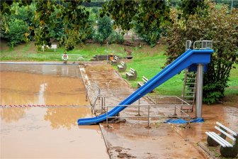 Nach der Schlammflut in Gersdorf: Helfer stehen vor verschlossenen Türen - Starkregen hat das Freibad in Gersdorf überflutet. Der Schlamm kam vom benachbarten Feld.