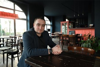 Nach der Schließung von „Emmas Onkel“ auf dem Chemnitzer Kaßberg: Jetzt spricht der Inhaber - Das Foto entstand kurz vor der Übernahme von „Emmas Onkel“. Alexander Krauß hat sich nun erstmals zu den Schließungen geäußert.