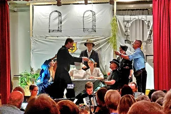 Nach der Schönecker Premiere: Obervogtländische Theatertage sollen ihre Fortsetzung im August 2025 in Zwota erleben - Die Truppe der Zwotaer Waldbühne bei der Premiere der Obervogtländischen Theatertage in Schöneck mit einem Ausschnitt aus dem „Weißen Rößl“.