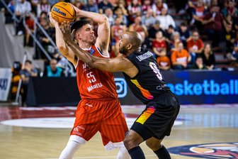 Nach der spanischen Klatsche: Niners Chemnitz hoffen gegen Topteam aus Manresa auf die Revanche - Über weite Strecken des Spieles bei Baxi Manresa wirkten die Spieler der Niners Chemnitz (hier DeAndre Lansdowne gegen Dani Perez) hilflos. Das soll im Rückspiel an diesem Dienstag anders werden.