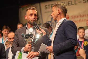 Nach der Sportgala Vogtland: Fans des VFC Plauen korrigieren Präsidenten-Aussage - Bei der Sportgala am Samstag in der Festhalle Plauen: VFC-Präsident Thomas Fritzlar (links) im Gespräch mit Moderator Ingo Hahne.