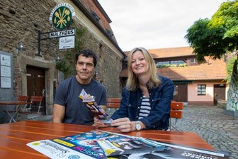 Nach der Unwetter-Absage im Juni: Spitzenfest-Spezial steigt am Samstag in Plauen - auf diese Highlights dürfen sich Besucher freuen - Bereit für die eintägige Spitzenfest-Ausgabe am Samstag in Plauen: Sophie Gürtler vom Dachverband Stadtmarketing sowie Tommy Ziegenhagen vom Malzhaus.