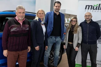 Nach der Verlängerung mit Coach Norman Rentsch: So stellt sich der BSV Sachsen Zwickau für die Zukunft auf - Norman Rentsch (Mitte) trägt für mindestens weitere drei Jahre die sportliche Verantwortung beim BSV Sachsen Zwickau. Die Entscheidung freut nicht nur Vereinspräsidentin Sylvia Wössner (2. von links) und ihre Präsidiumsmitglieder Detlev Kaiser (links) und Jacek Wasilewski (rechts). Auch Nadja Müller, Geschäftsführerin des gleichnamigen Zwickauer Skoda-Autohauses, war von der Nachricht angetan. Diese wurde am Freitag bei der Pressekonferenz im Autohaus verkündet, dass dabei auch als neuer Sponsor des Vereins vorgestellt wurde.