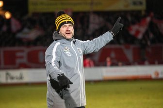 Nach der vierten Absage in Folge: Trainer und Spieler des VFC Plauen richten sich auf harte Zeiten ein - VFC-Trainer Karsten Oswald dirigiert sein Team beim Nachholspiel Ende Januar gegen den Halleschen FC (1:2). Im Februar fielen alle vier Plauener Partien aus.
