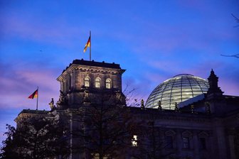 Nach der Wahl: Diese Sachsen sitzen jetzt im Bundestag - Berlin am Montagmorgen nach der Bundestagswahl: Blick auf das Reichstagsgebäude. Im neugewählten Bundestag sind auch mehrere sächsische Abgeordnete vertreten.