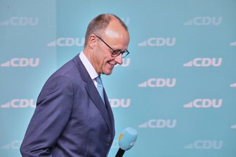 Nach der Wahl ist vor der Arbeit: Diese sechs Probleme muss die neue Bundesregierung jetzt anpacken - Friedrich Merz geht nach seiner Rede von der Bühne.