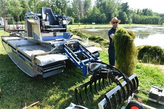 Nach der Wasserpest im Waldbad Freiberg: So ist der Stand - Gegen die Wasserpest im Waldbad war im Juli 2023 auch ein Amphibienfahrzeug im Einsatz.