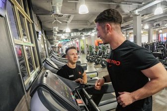 Nach der Weihnachtsgans aufs Laufband - Aufwärmen auf dem Laufband: Auch Weihnachten hält sich Nikoloz Khalvashi, hier im Bild mit Studioleiter Kenneth Seidel, im Fitnessstudio FitX auf dem Kaßberg fit.