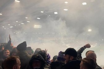 Nach Derby beim FSV Zwickau: Erzgebirge Aue muss erneut Geldstrafe zahlen - Weil aus dem Auer Fanblock dichter Rauch aufzog, musste das Derby gegen Zwickau kurzzeitig unterbrochen werden.