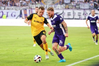Nach Derbysieg des FC Erzgebirge Aue: Dotchevs Aufstiegsworte überraschten Stefaniak - Marvin Stefaniak (rechts) im Duell mit Dresdens Jakob Lemmer.