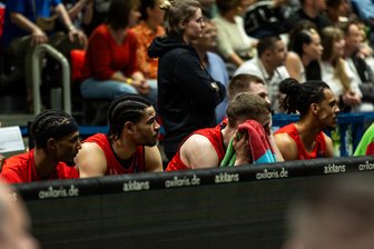 Nach desaströsem zweiten Viertel: Niners Chemnitz kassieren heftige Heimniederlage gegen Alba Berlin - Frust auf der Niners-Bank.