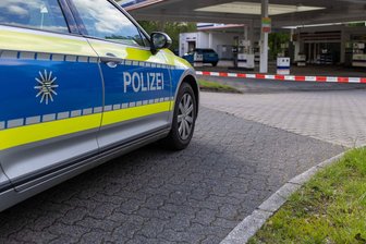 Nach Diebstählen unweit des Vogtlands: Polizei sucht zwei Männer im Skoda mit falschem Kennzeichen - Tanken ohne zu bezahlen – Polizei sucht Auto mit falschen Kennzeichen.