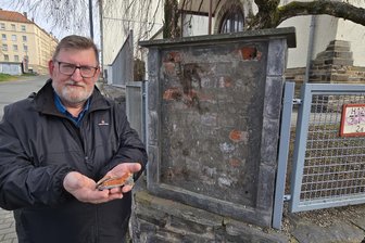 Nach Diebstahl der bronzenen Synagogen-Gedenktafel: Warum kriminelle Buntmetallsammler bald das Interesse an Plauen verlieren dürften - Stefan Filter, Pastor der Adventgemeinde, vor der Mauer, an der Diebe die Gedenktafel der Synagoge herausgebrochen haben.