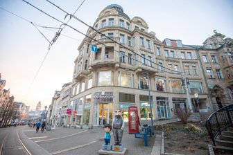 Nach Diebstahl in Plauener Brautmodengeschäft: Zwei mutmaßliche Mittäter sind untergetaucht - Das Brautgeschäft im Wilkehaus befindet sich nur noch auf einer Etage - wegen einer Diebstahlsserie.