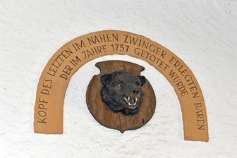 Nach Diebstahl von Bärenkopf in Augustusburg: Neues Exemplar ist da - Der auf Basis alter Überlieferungen und Resten des Kopfes neu hergestellte Bärenkopf ist nun wieder über dem Nordportal von Augustusburg zu finden.