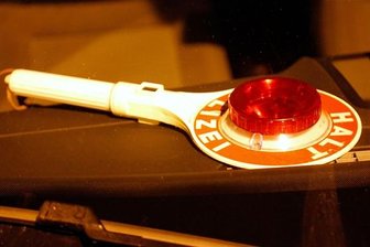 Nach Dieseldiebstahl in Tirpersdorf: Drei Personen wegen Besitz von Crystal und Waffen festgenommen - 