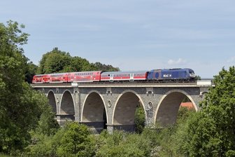 Nach Dieselgestank-Problem: Erster RE-6-Zug ist mit viertem Wagen unterwegs - Der RE 6 mit Zwischenwagon auf der Strecke Chemnitz - Leipzig.