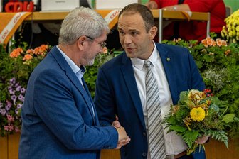 Nach Direktkandidaten-Kür: Riss geht durch CDU in Reichenbach - Marcus Fritsch (rechts) reicht beim CDU-Kreisparteitag in Rodewisch dem unterlegenen Stephan Hösl die Hand.