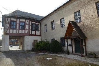 Nach Disput mit der AfD Bekenntnis zum Museum Rodewisch: „Wir wollen Archäologie, Wechselausstellungen und Begegnung haben“ - Das Herrenhaus auf der Schlossinsel soll 2029 Sitz der Landesgartenschau werden und wird nun umfassend saniert.