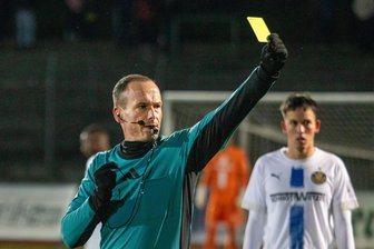 Nach Doppel-Rot und Elfmeter gegen den VFC Plauen: Jetzt redet der von den Fans angefeindete Schiedsrichter - Lars Albert zückte am Freitagabend im Vogtlandstadion fünfmal die gelbe und zweimal die rote Karte. Vor allem mit den beiden Platzverweisen rückte er unfreiwillig in den Mittelpunkt.