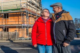 Nach dramatischem Brand im Erzgebirge: Zschorlauer Familie baut sich ihr Zuhause wieder auf - Birgit und Rolf Gundlach vor ihrem Haus in Zschorlau, das neu aufgebaut wird.