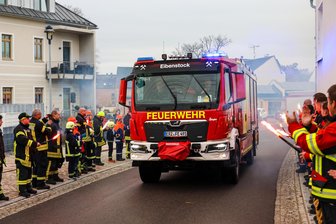 Nach dramatischem Feuerwehr-Unfall im Erzgebirge: Jetzt haben die Eibenstocker ihr neues Fahrzeug - Das neue Fahrzeug der Feuerwehr Eibenstock kommt an.