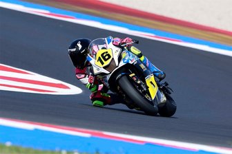 Nach dramatischen Stürzen: Lucy Michel aus dem Erzgebirge rast bei WM-Premiere der Motorradrennfahrerinnen in die Top 10 - Lucy Michel dreht auf ihrer Yamaha mit der Nummer 16 ihre Runden in der Frauenweltmeisterschaft.