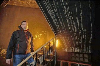 Nach dramatischer Brandnacht in Plauen mit einem Toten: "Es rüttelt einen, das jetzt alles zurückzulassen" - Hausverwalter Matthias Gräf im Treppenhaus des derzeit unbewohnbaren Mehrfamilienhauses. Die Hitze des Feuers hat skurrile Zeichen an den verrußten Wänden hinterlassen.