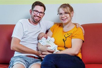 Nach drei Fehlgeburten kam Matilda - Franziska und Denis Mielek halten ihre kleine Matilda fest im Arm. Gerade zwei Tage ist sie hier alt.