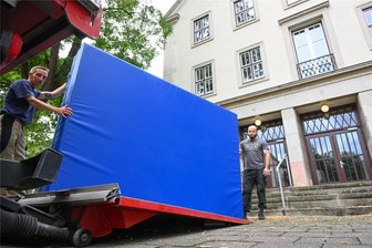 Nach drei Jahren endlich am Ziel: Chemnitzer Kooperationsschule bezieht dauerhaftes Domizil - Möbelpacker bringen eine Sportmatte in das Schulgebäude an der Brauhausstraße, das bis vergangenen Sommer die Annenschule beherbergte. Dort ist ab kommendem Schuljahr die Kooperationsschule zuhause.