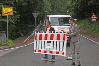 Nach drei Monaten Bauzeit: Auf Straße zwischen Wildenfels und Langenweißbach rollen wieder Autos - Mario Müller (r.) vom Landkreis und Frank Leppelmeier vom Baubetrieb räumen die Absperrung weg.