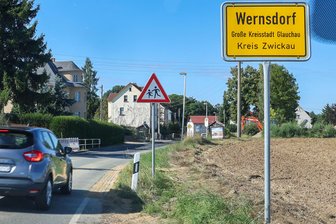 Nach dreimonatiger Vollsperrung: Verkehr rollt wieder über wichtige Pendlerstrecke zwischen Glauchau und VW-Werk - Die Mülsener Straße in Wernsdorf ist wieder für den Verkehr freigegeben.