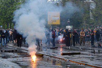 Nach Dresdner Fußball-Krawallen: 800 Polizisten durchsuchen Wohnungen in Sachsen und Brandenburg - Fans von Dynamo Dresden randalieren vor dem Stadion. 
