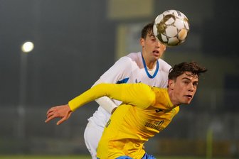 Nach Drittliga-Abstieg: Erzgebirge Aue vermeldet ersten Neuzugang für die Regionalliga - Tim Maciejewski (v.), hier im Kampf um den Ball mit Herhta-BSC-II- und Ex-Aue-Verteidiger Tim Hoffmann, wechselt vom FSV Luckenwalde ins Lößnitztal.