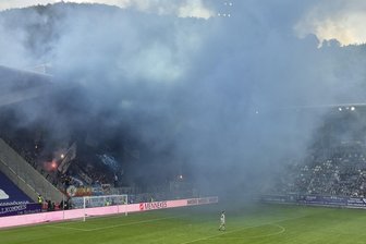 Nach Drittliga-Ostderby: DFB-Sportgericht straft Erzgebirge Aue und Hansa Rostock ab - Dunkler Rauch überm eins-Erzgebirgsstadion im Ostderby zwischen Erzgebirge Aue und Hansa Rostock.