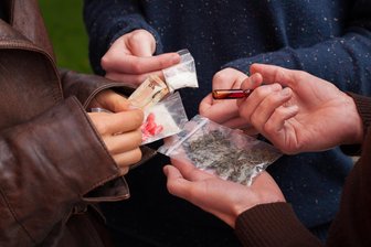 Nach Drogen-Skandal in Freiberg: „Die Welt von Angebot und Nachfrage macht nicht vor der Schule Halt“ - Drogen in Form von Pillen, Blüten und Kristallen wechseln den Besitzer.