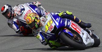 Nach Duell der Extraklasse verbeugt sich Rossi vor den Fans - 
              <p class="artikelinhalt">Das Duell der Extraklasse: Die Yamaha-Teamkollegen Valentino Rossi (vorn) und Jorge Lorenzo schenkten sich auf dem Sachsenring nichts.</p>
            
